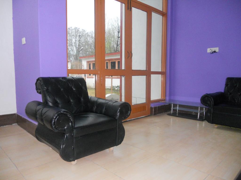 Hotel Royale Jannat Srīnagar Стая снимка