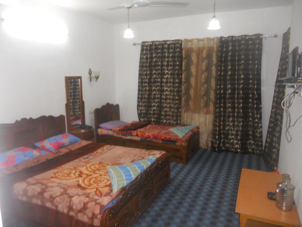 Hotel Royale Jannat Srīnagar Стая снимка